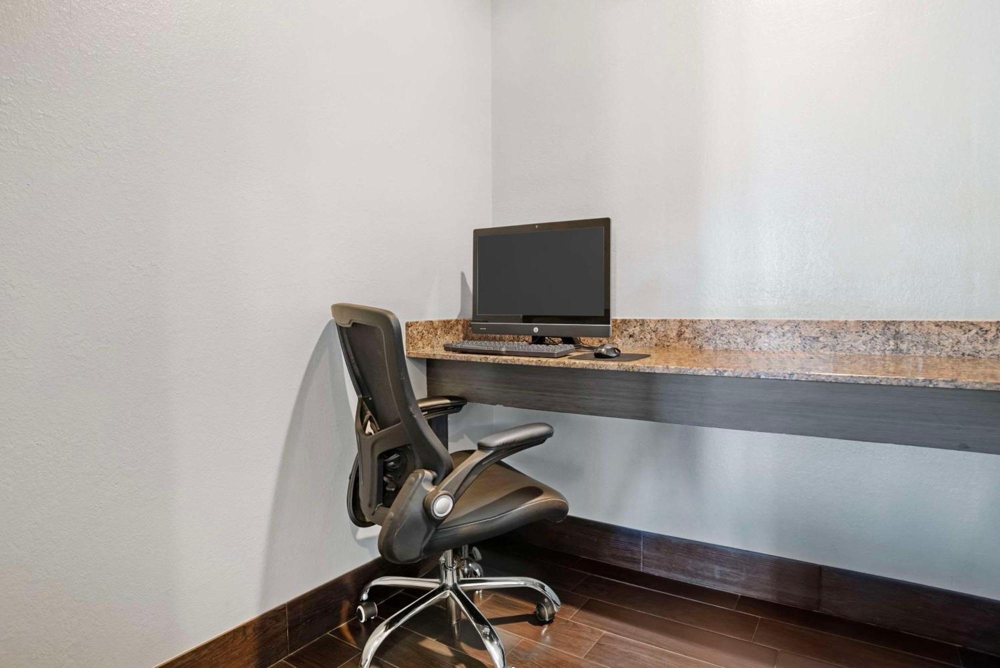 Quality Inn & Suites Birmingham - Highway 280 Buitenkant foto