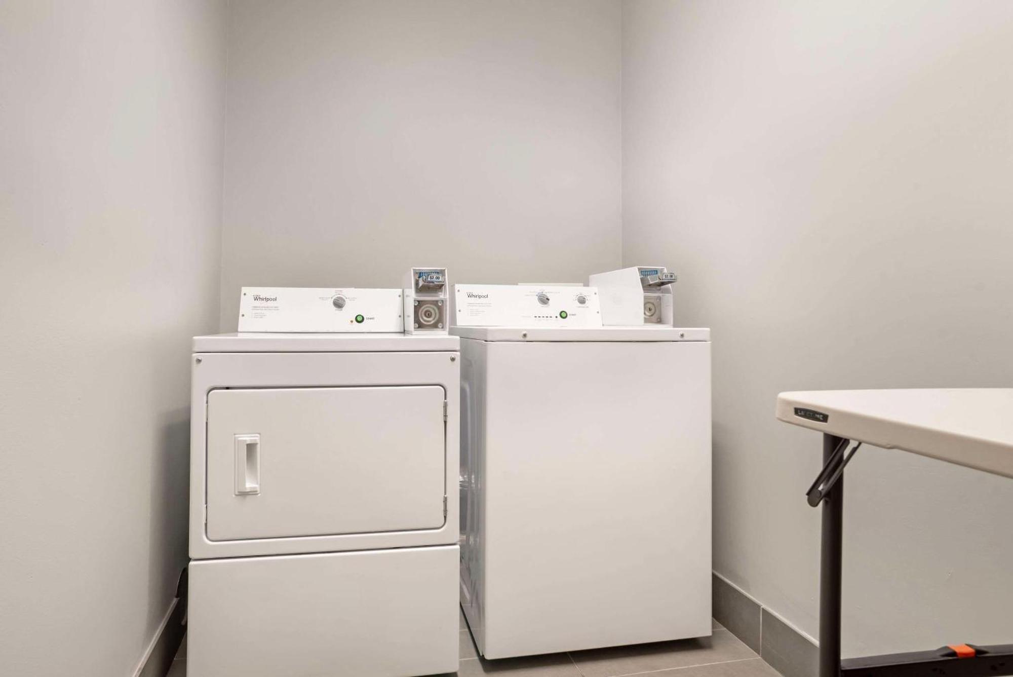 Quality Inn & Suites Birmingham - Highway 280 Buitenkant foto