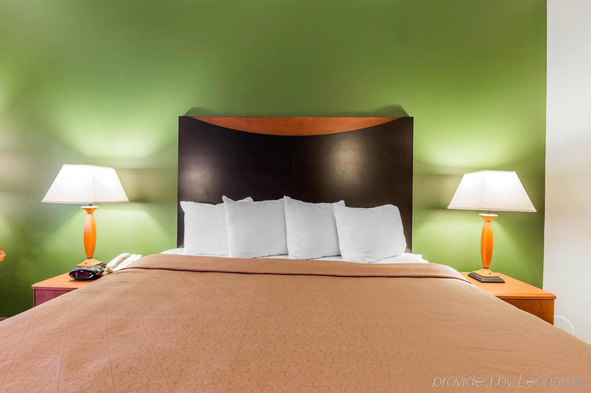 Quality Inn & Suites Birmingham - Highway 280 Buitenkant foto